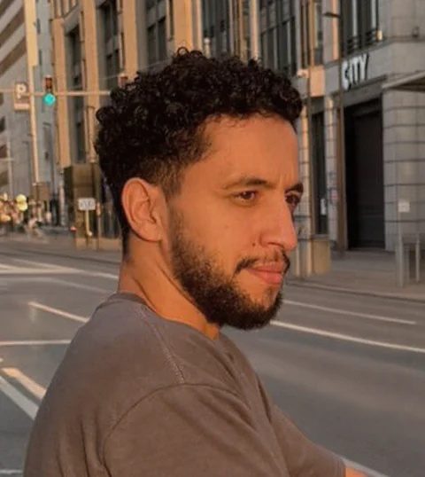 Portrait de Nabil Jabour dans la lumière chaude du soir, dans une rue de la ville