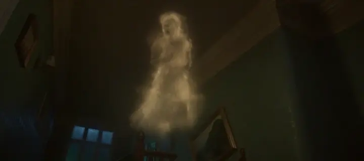 Le fantôme pâle d’une jeune fille qui prend forme dans la fumée, dans une pièce sombre