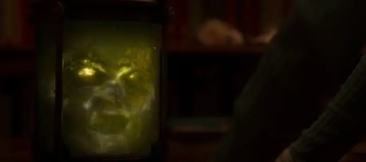 Un visage fantomatique et lumineux dans un bocal en verre