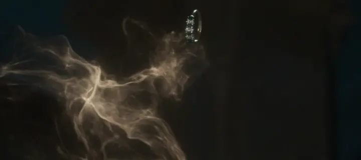 Des volutes de fumée lumineuse qui s’enroulent autour d’une bague qui tombe